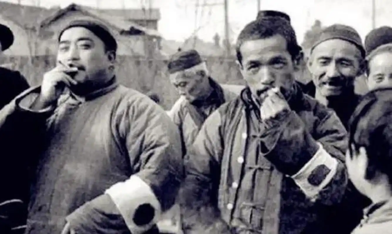 袁文会出身于一个脚行家庭,于1926年加入安青帮会,成为其首领.