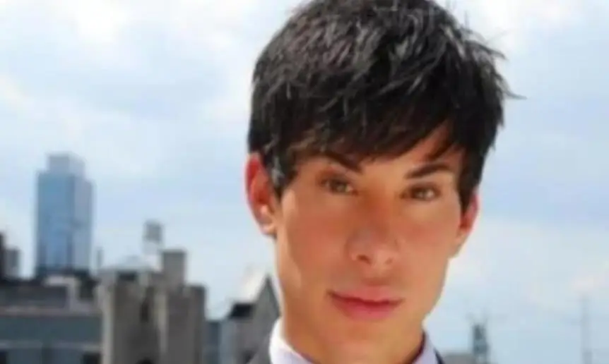 2013年,美国男子整容190次变芭比男友,曾花154万在后背植入翅膀