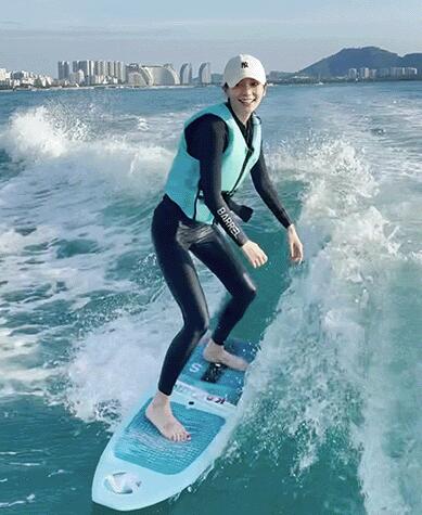 angelababy分享海上冲浪vlog 姿势专业又美又飒|angelababy|vlog_新浪