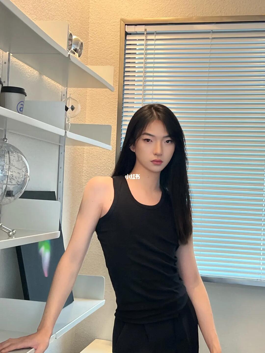 长发男生穿小背心版本