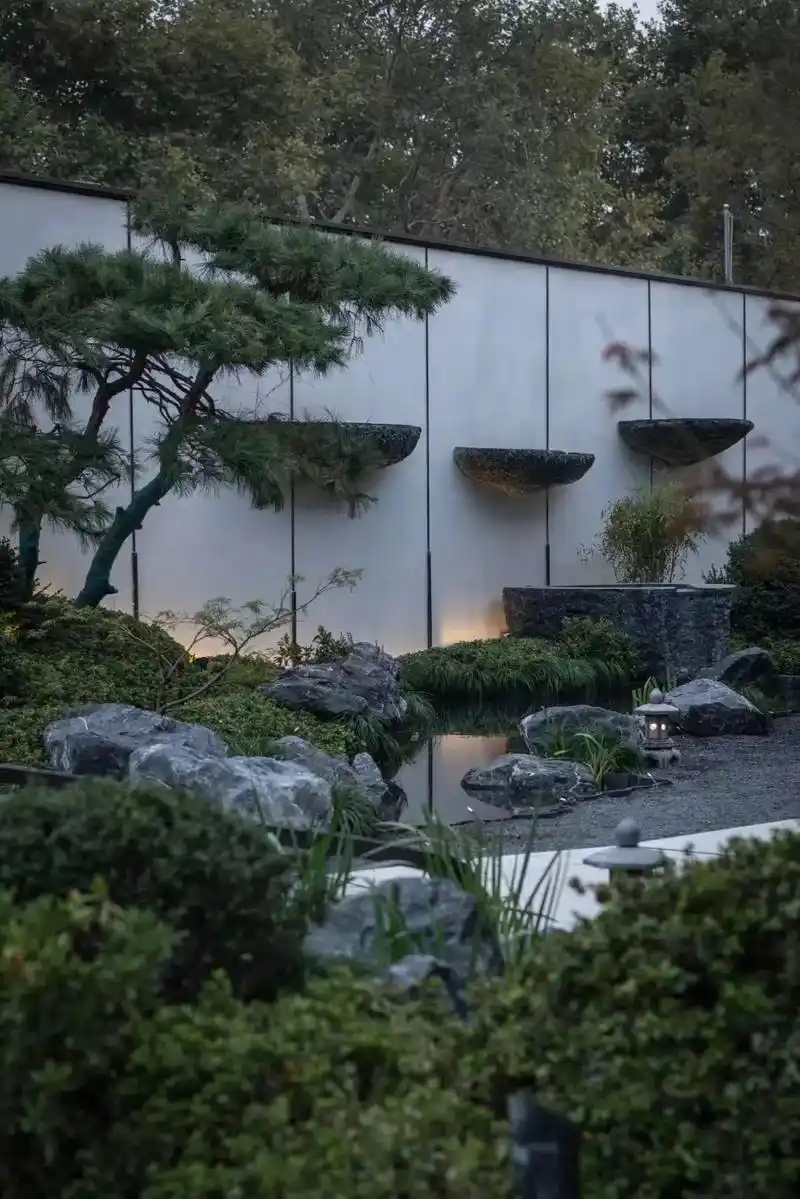 黑山石水钵.#黑山石 #黑山石加工 #景观石 #庭院设计施工 - 抖音