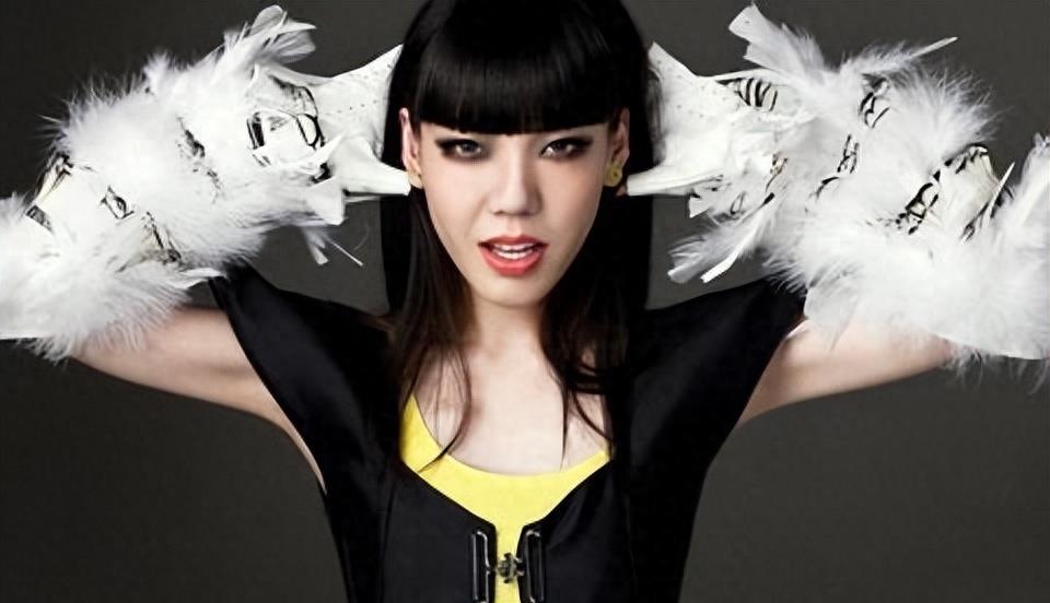 "亚洲最丑女明星"吴莫愁的悲催,和她"消失"三年的真相_父亲_庾澄庆