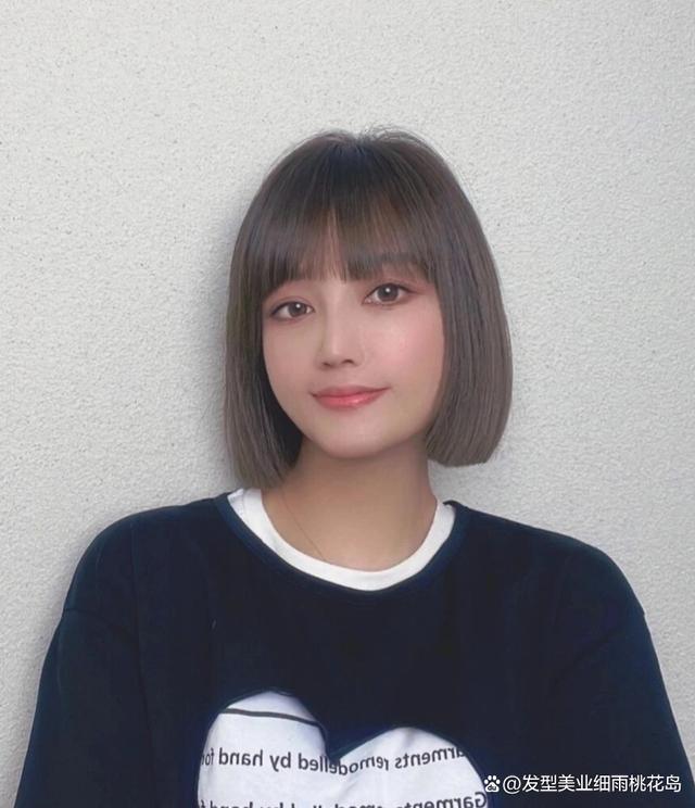 精致的发型,非常简单好打理,而且可爱感里带着酷酷的气息,又减龄还显