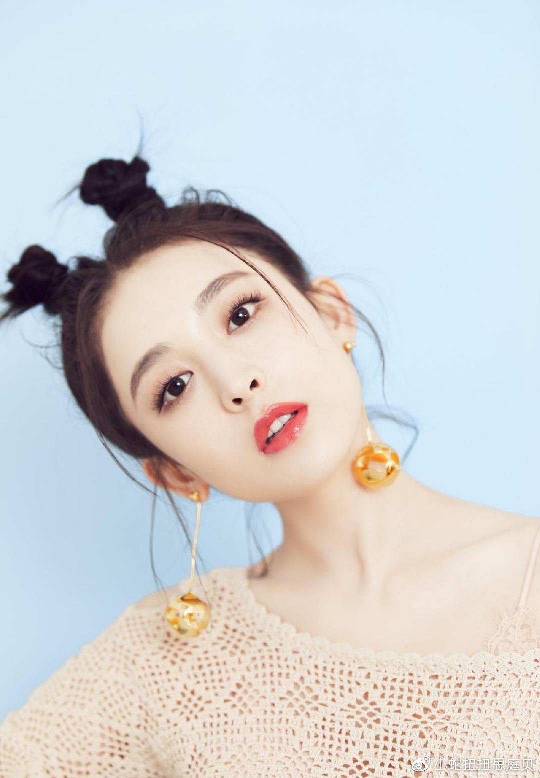 37岁戚薇现身许嵩演唱会,高扎lucky款丸子头,比小2岁许嵩还年轻