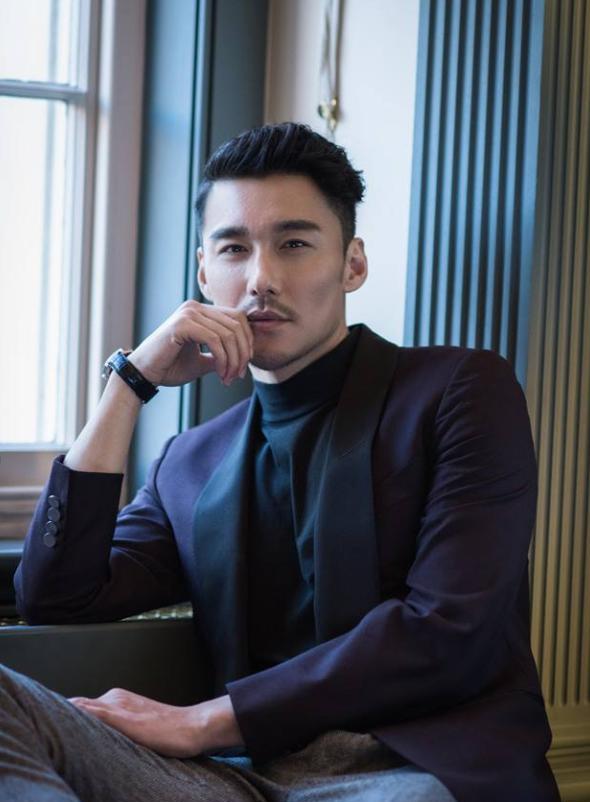 原创他是"中国首席男模",因太帅被英国富婆看中,今49岁宛如小鲜肉