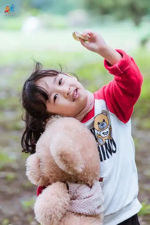 我认识一个叫安妮的小女孩,爱笑,调皮,对一切充满了好奇.