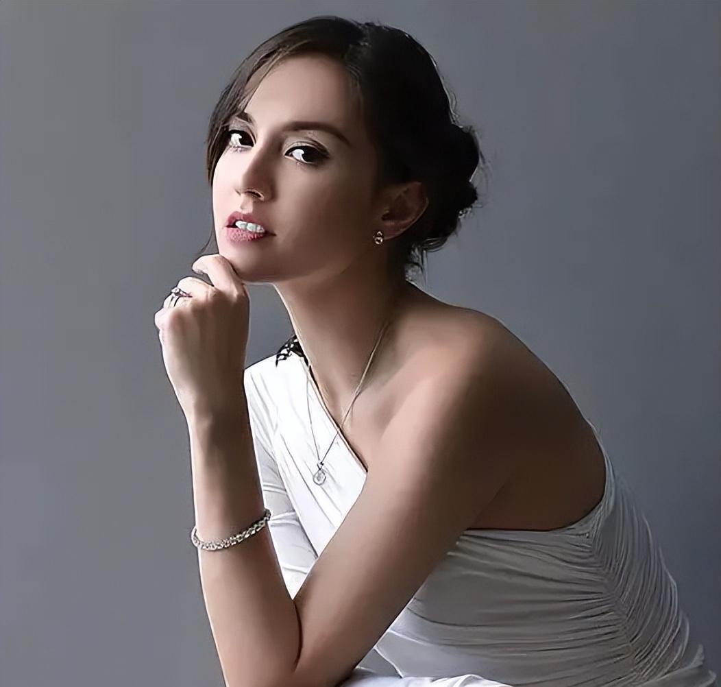 刘碧丽与洗米华昔日豪宅曝光:奢华背后的人生启示 之前,刘碧丽与