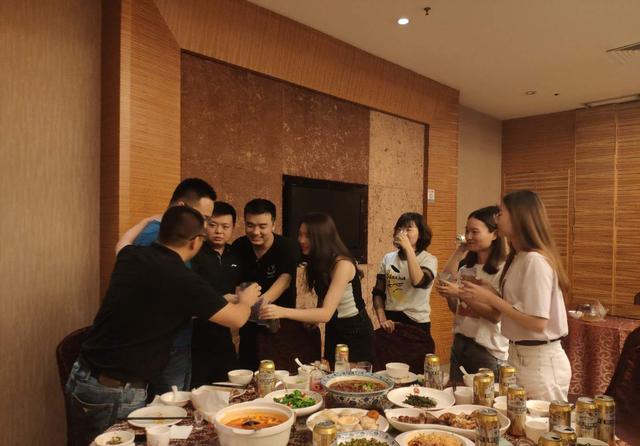 杭州同事聚会,"六个人喝两斤白酒,其中一人死亡",责任归谁?