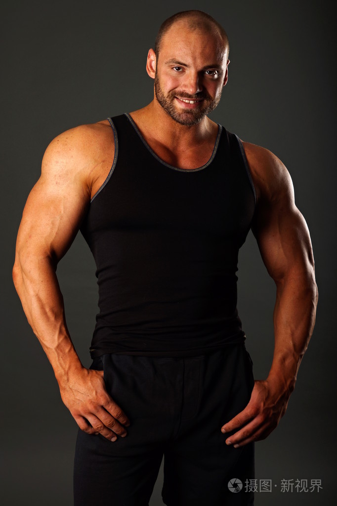 穿着黑色衬衫的肌肉男