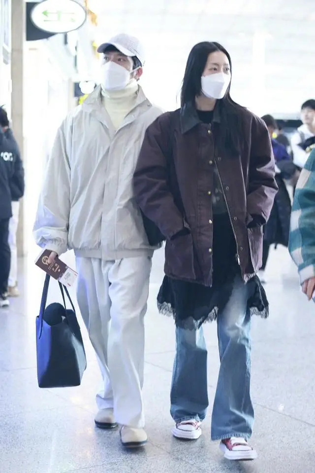 刘雯井柏然首次大方合体,机场亲昵依偎秀恩爱!_网友_永州_恋情