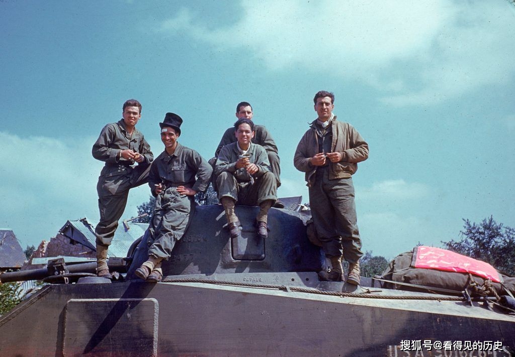 二战老照片诺曼底登陆战爆发后的法国硝烟弥漫的战场