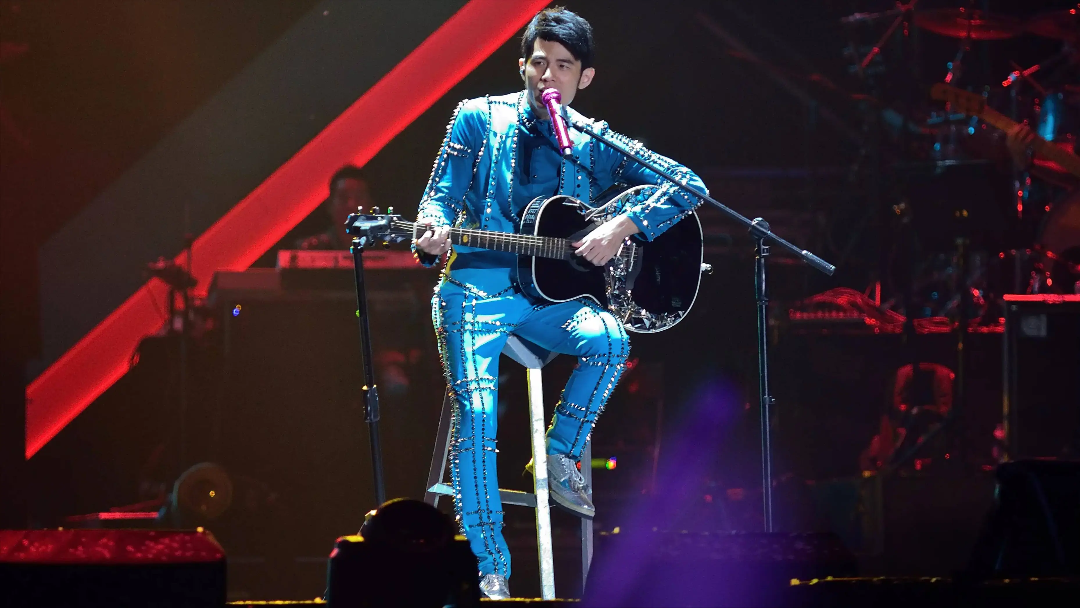 有网友戏称,这是海口三子大闹周杰伦演唱会,更有网友调侃道:"周杰伦说