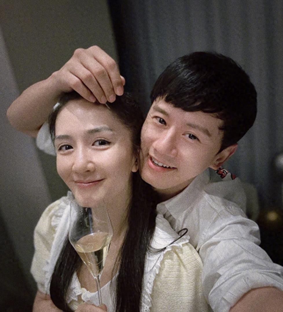 张杰结婚12周年晒合影,庆祝"丝婚"甜放闪,抚摸谢娜脑袋超宠溺_夫妻