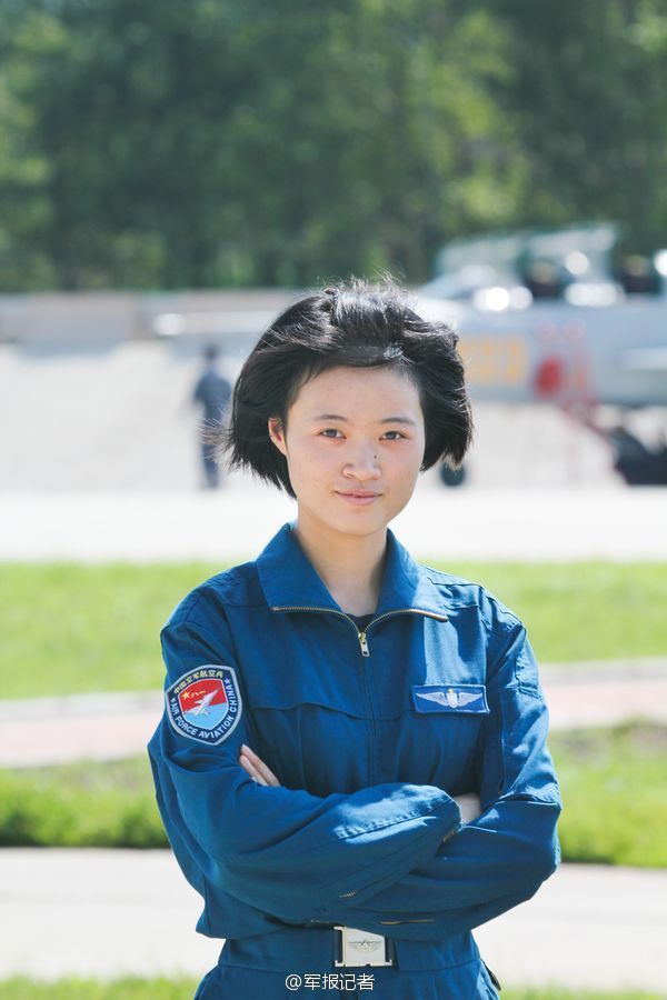 歼击机女飞行员:蓝天绽放"铿锵玫瑰"
