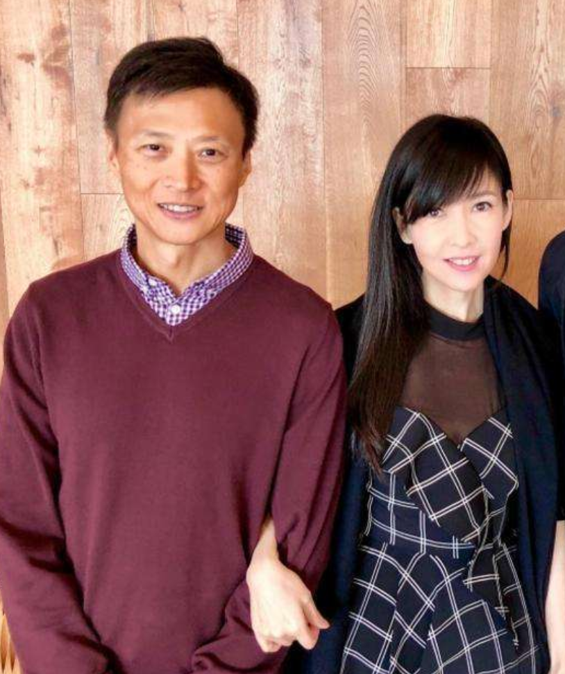 张敏53岁落魄了?找小10岁不知名导演当二婚对象,被男方酒后消遣