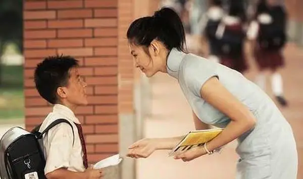 张雨绮第一次出现在大众视野是在周星驰的电影《长江七号》里,美丽