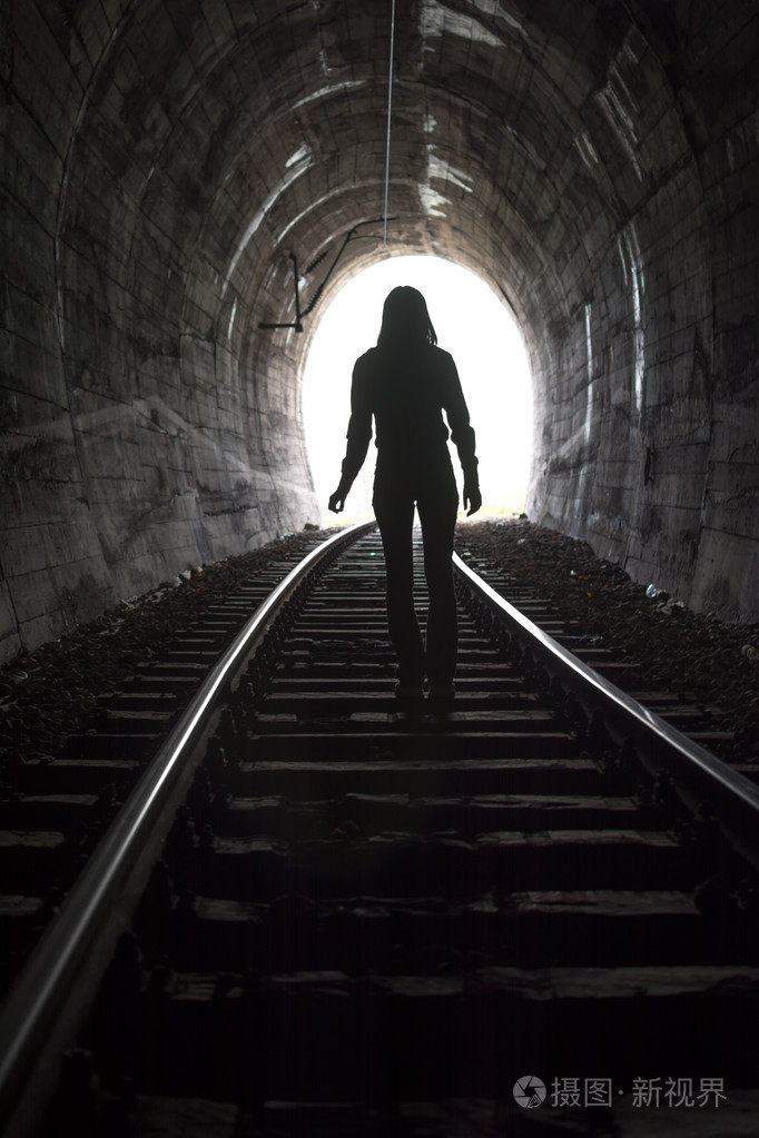 在隧道尽头的人