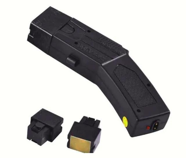 泰瑟002型远程防暴电击枪电击棒作为一种防身工具,其本身并不违法