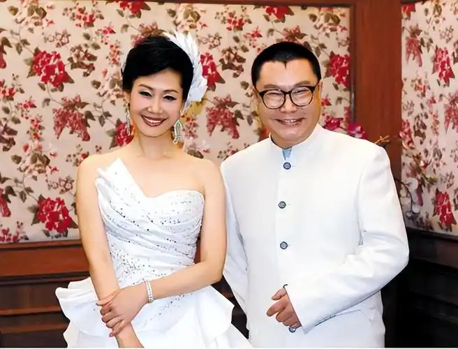 于文华丈夫:再婚嫁未婚小伙,没有共同的孩子,她幸福吗?