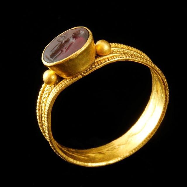 一枚古罗马帝国时期的金戒指,上面镶嵌有宝石,是很珍贵的文物