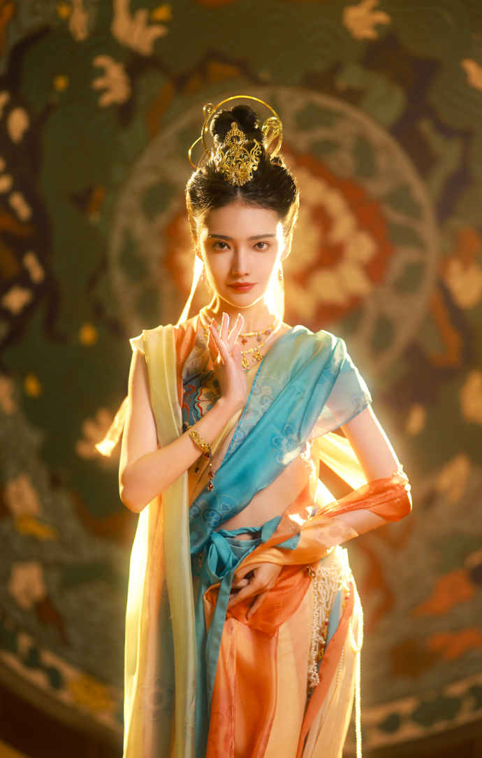 不愧是《梦华录》的花魁,穿上敦煌服饰,美得像"飞天神女"!