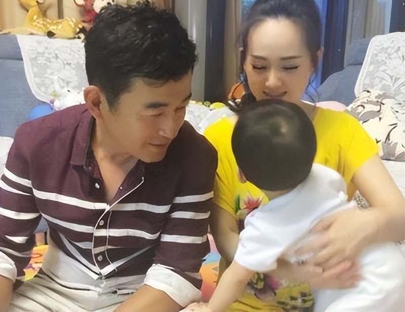 43岁张定涵晒照秀恩爱,老公王志飞鬓角花白,夫妻同框像两代人