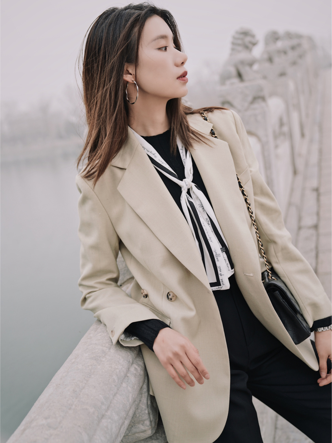 穿搭|新买的米色西装搭配小丝巾 我终于!