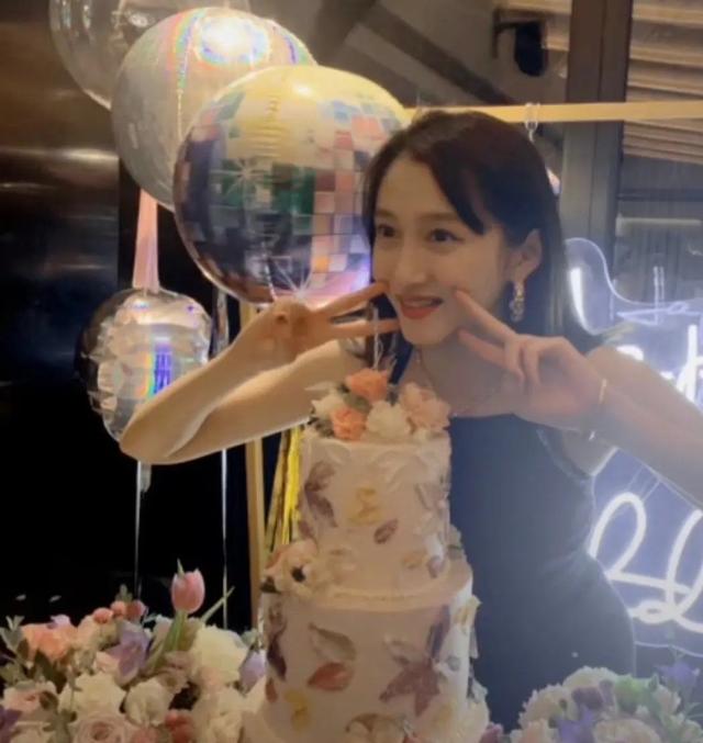 关晓彤生日party蹦迪被嘲讽,一袭黑色连衣裙配黑丝袜,网友说土?