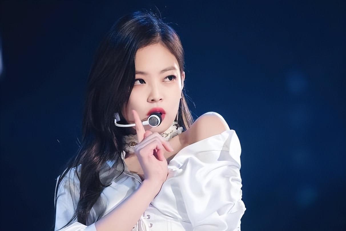 受到了多数人的认可,那句是由于身高的问题,jennie在演出的时候,必须