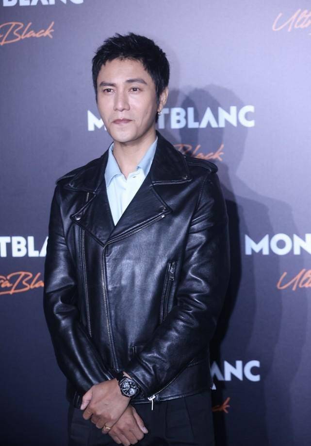 陈坤有了45岁的样子皮衣配衬衫率性大方但从眼睛能看出沧桑