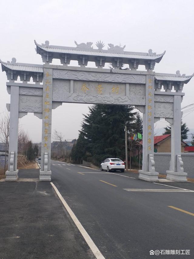 在乡村入口处建造一座村口大门牌楼,不仅可以作为村庄门面,还可以集中