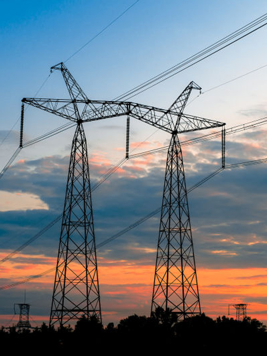 中午是高温时段,工人应尽量在这个时间休息,不要到电力铁塔上进行作业