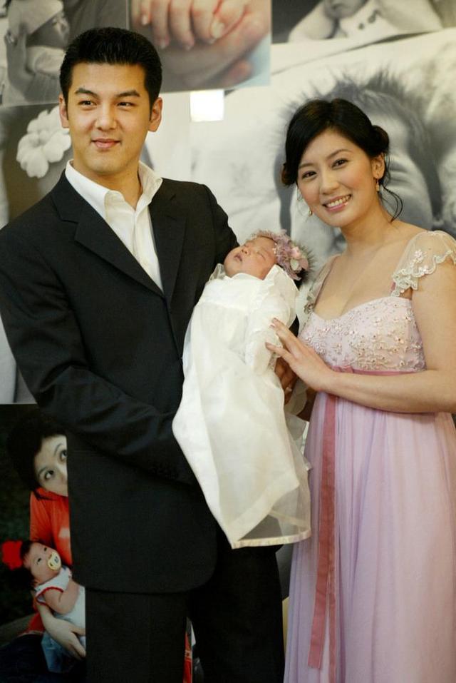 贾静雯大女儿晒出与亲生父亲孙志浩的合照庆祝节日,继母林若亚也一同