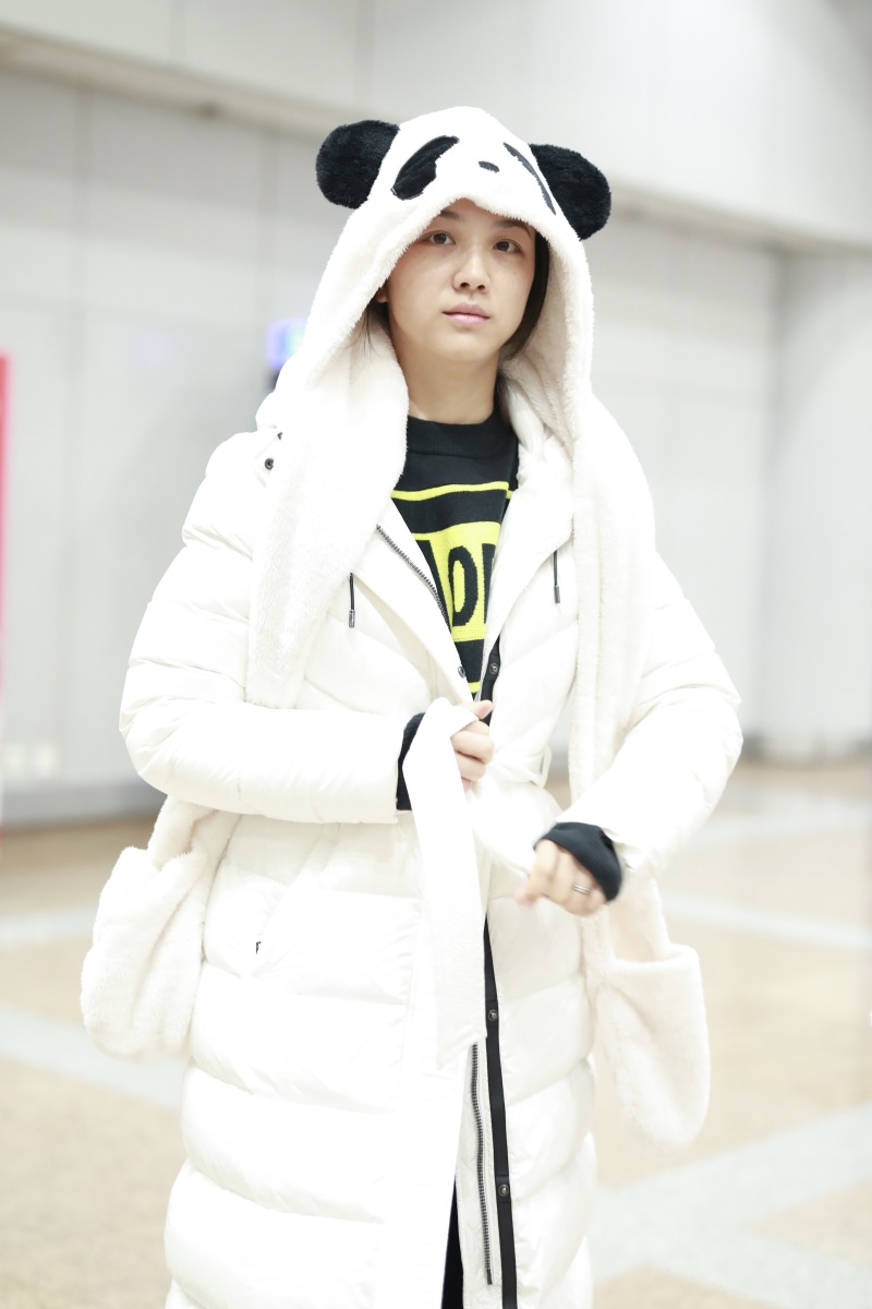 汤唯素颜亮相戴熊猫棉帽俏皮挥手不像40岁