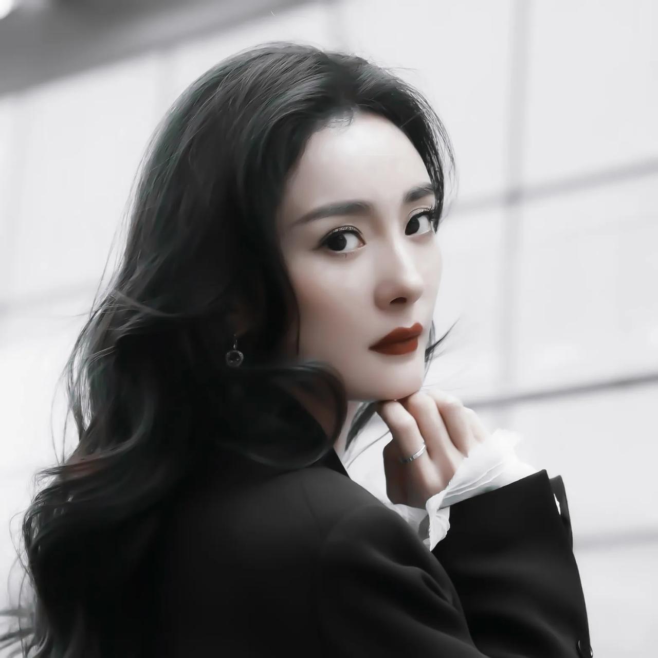 杨幂产后刚复出的时候,脸上洋溢着幸福,感觉整个人都很温柔,离婚后