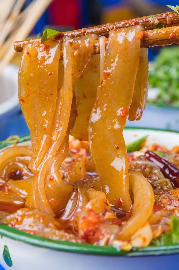 火锅粉很劲道,比其他的要稍微细一点,火锅味完全融入了粉里,每一口都