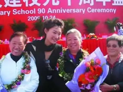 李梓萌和老师合影留念