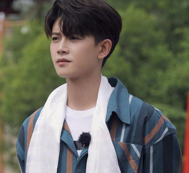 任嘉伦一眼看戏的样子太可爱,《超能幼稚园》很适合他,奶爸一个_孩子