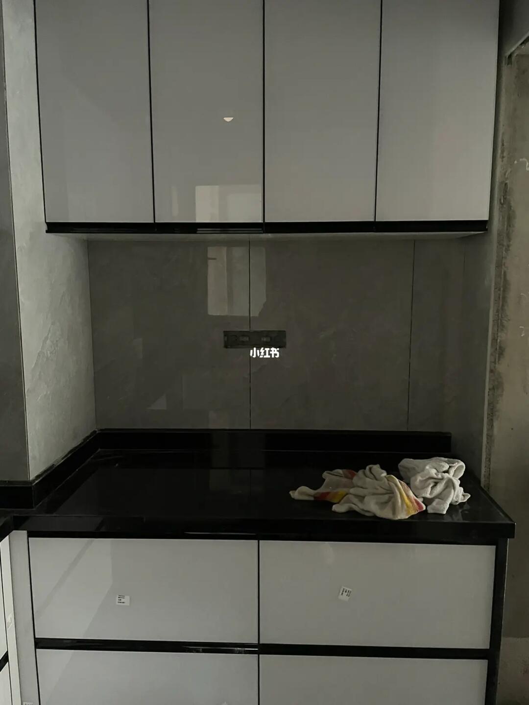 橱柜黑金沙台面,配安全的白色柜门.还是翻车了.磨砂估计会好一些.