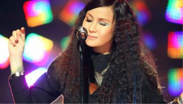 艳乐队由主唱,周晓鸥前妻;唐平作为主唱的艳乐队被称为唯一的一支女子