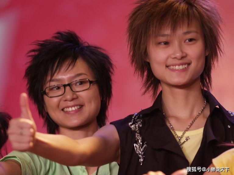 李宇春周笔畅15年后再同框,年龄越大脸越小昔日假小子已变淑女
