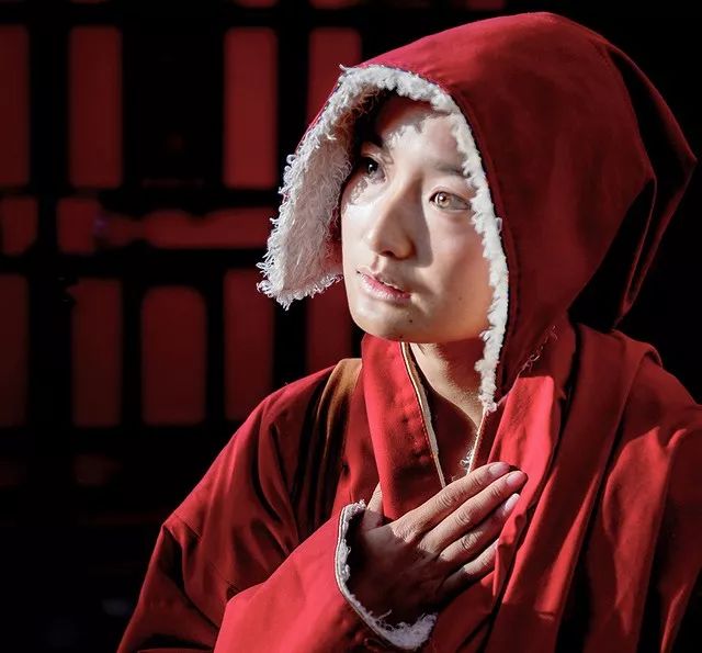 觉姆就是女喇嘛,藏传佛教中的女僧侣.