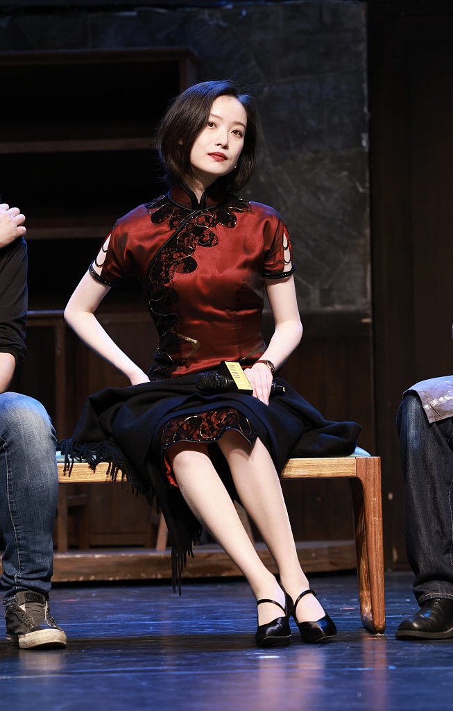 倪妮话剧造型 穿旗袍眼波流转尽显风情