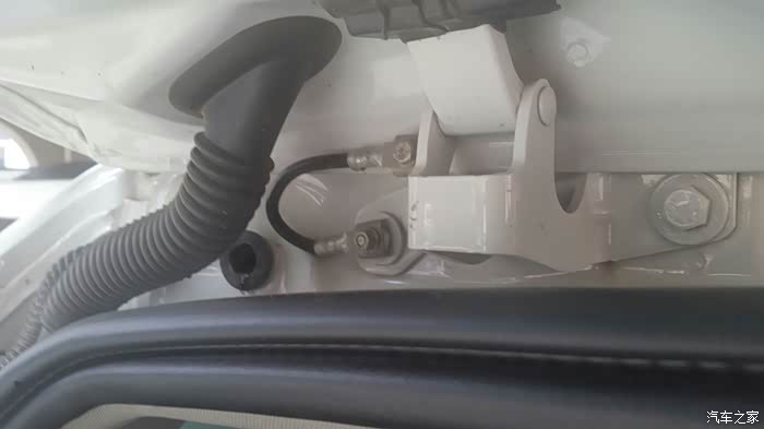 请教宝马x3天窗排水口在什么位置