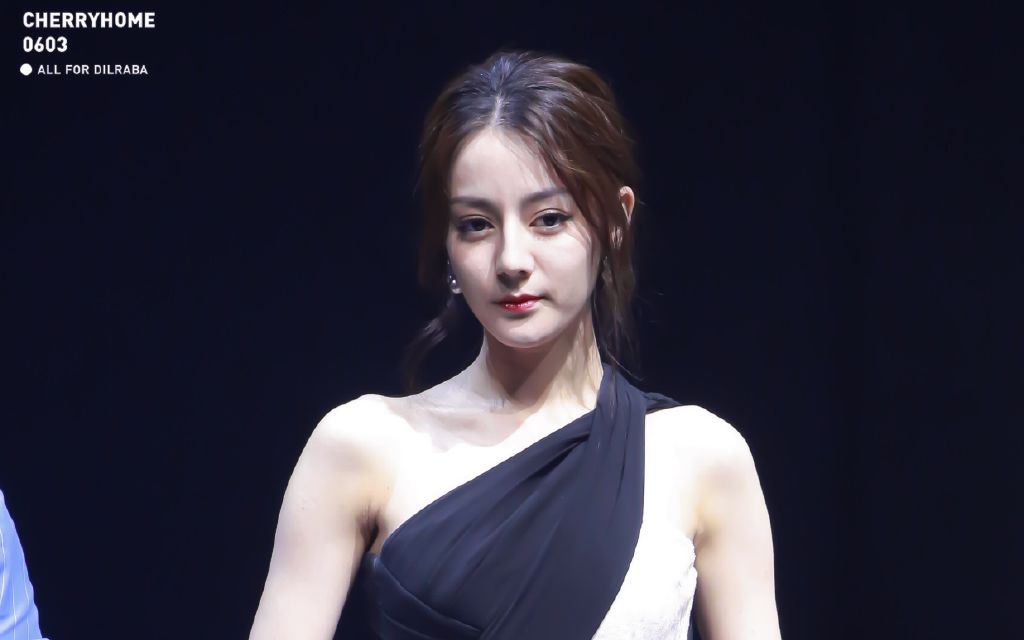 迪丽热巴白衣礼服搭配羽毛披风,短发太杀人了,像芭比娃娃一样