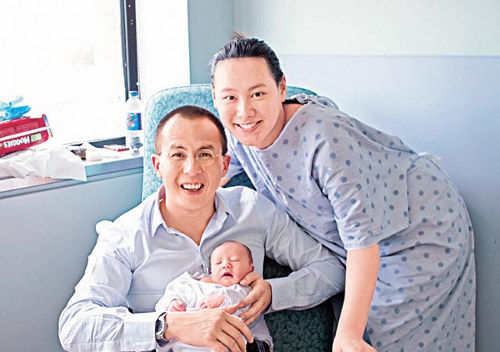 李泽楷跟梁洛施诞下长子长治时,广发照片给传媒,之后再产双胞胎(资料