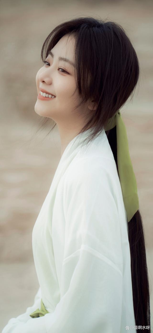 谭松韵(艺名seven,1990年5月31日出生)是中国内地的女演员.