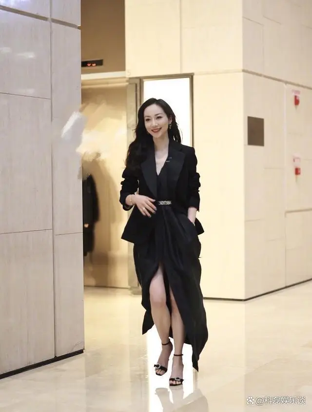 一直走高知优雅路线的韩雪,这一次并没有试图打破自己的风格,但这丝毫