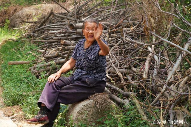 山西80岁老奶奶待客,吃杏不留核不准走,老人:讲规矩